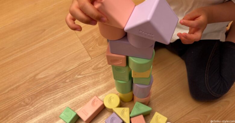 お米のどうぶつつみき いろどりを積み上げて遊んでいる様子。