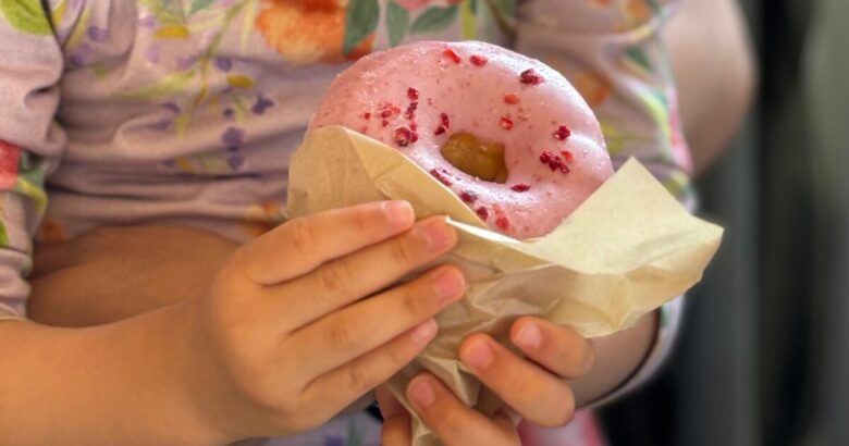 ドーナッツを持っている子どもの画像