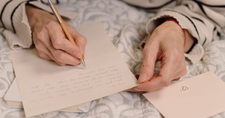 ペンを持ち、メッセージを書いている様子の画像