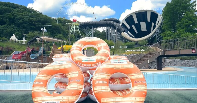 2025年7月5日〜9月29日の期間、JR五日市線100周年記念デザインの浮き輪も登場！