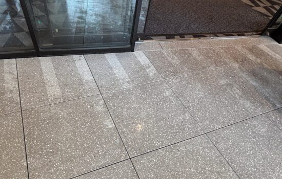 映画館前あたりの床がぬれていました