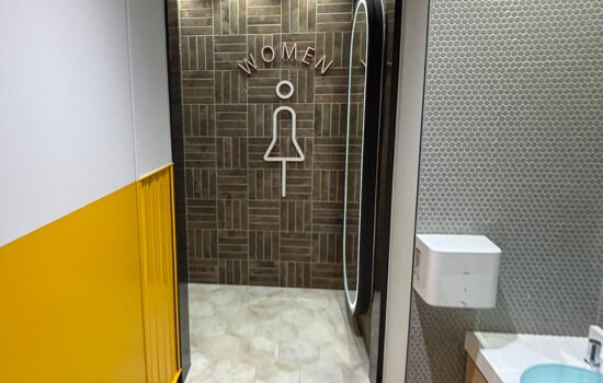 階フードコートの女性トイレの入り口の雰囲気